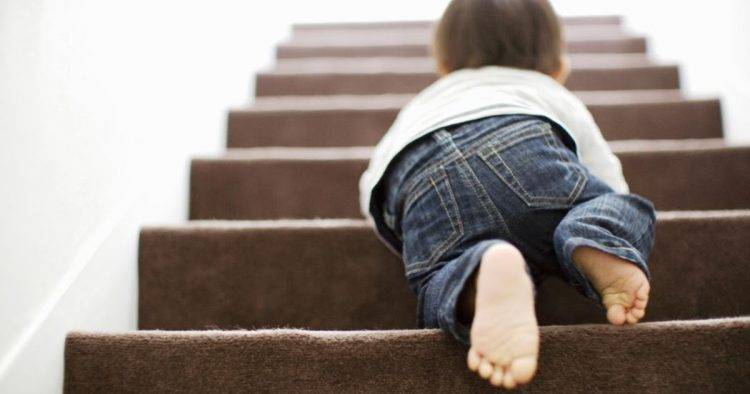 малыш на лестнице